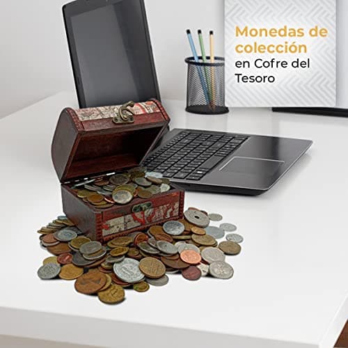 Monedas de distintos países desparramadas junto al cofre
