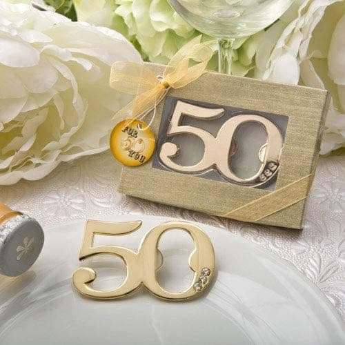 Abrebotellas con el número 50 dorado en relieve, presentado en su caja de regalo