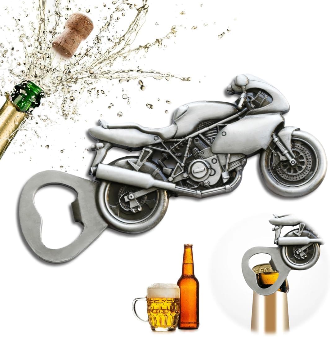 Abrebotellas plateado con forma de moto retro junto a dos botellas de cerveza