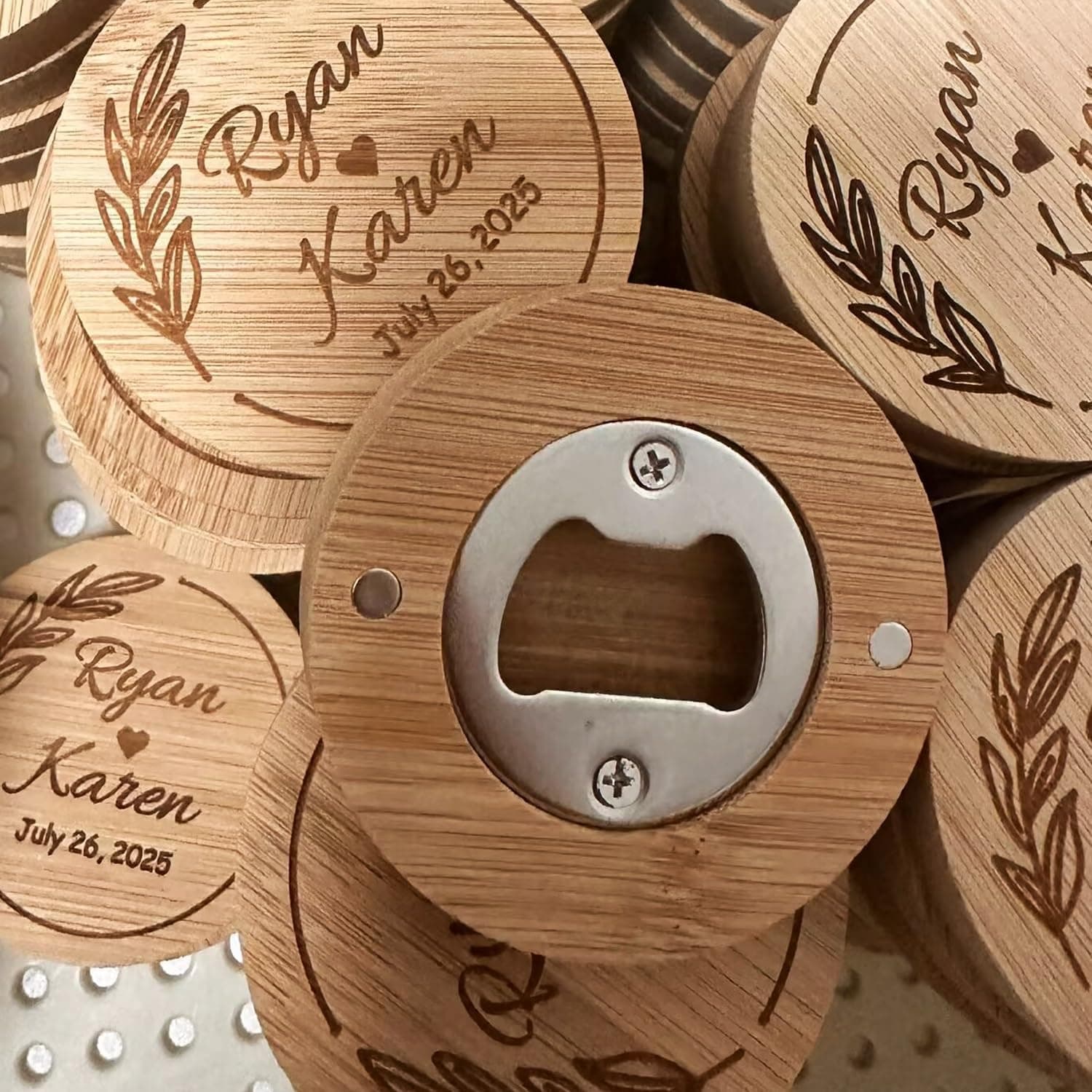 Abrebotellas redondo de madera rústica con imán, grabado con nombres y fecha de boda