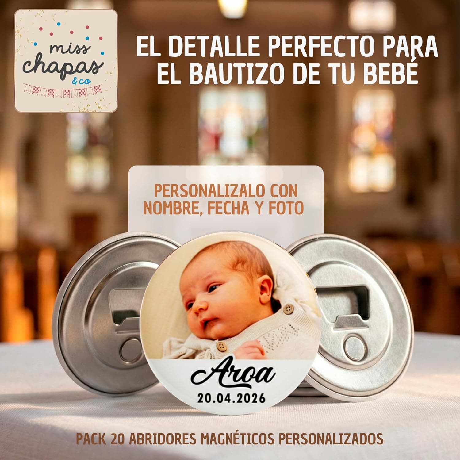 Cartel de la marca Miss Chapas sobre un fondo de iglesia desenfocado, con el texto «el detalle perfecto para el bautizo de tu bebé» y una chapa personalizada de muestra con el nombre «Aroa»