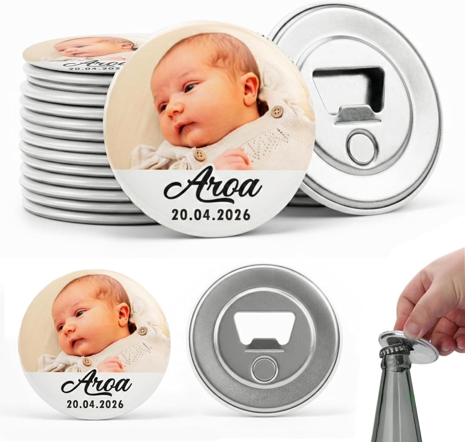 Chapa circular con la foto de un bebé, el nombre «Aroa» y la fecha impresos, apilada junto a otras del mismo lote y con su reverso metálico de abridor de botella a la derecha, y una mano abriendo una botella con una de las chapas
