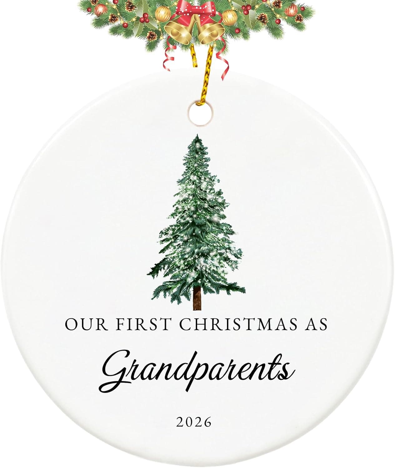 Adorno de cerámica blanca con el mensaje «nuestra primera Navidad como abuelos» colgado del árbol