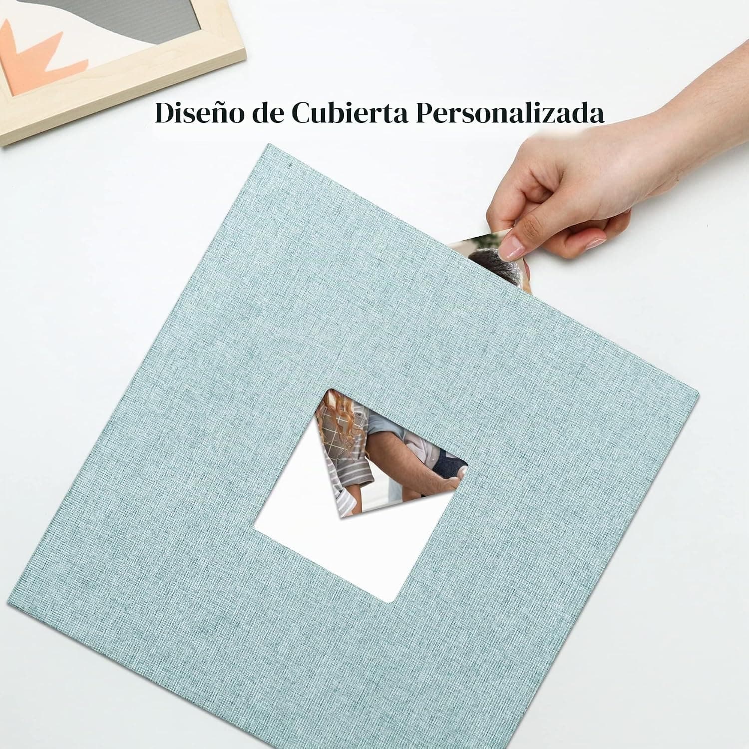 Detalle del lomo abierto, con la tela de lino de la tapa y el grosor de las páginas adhesivas
