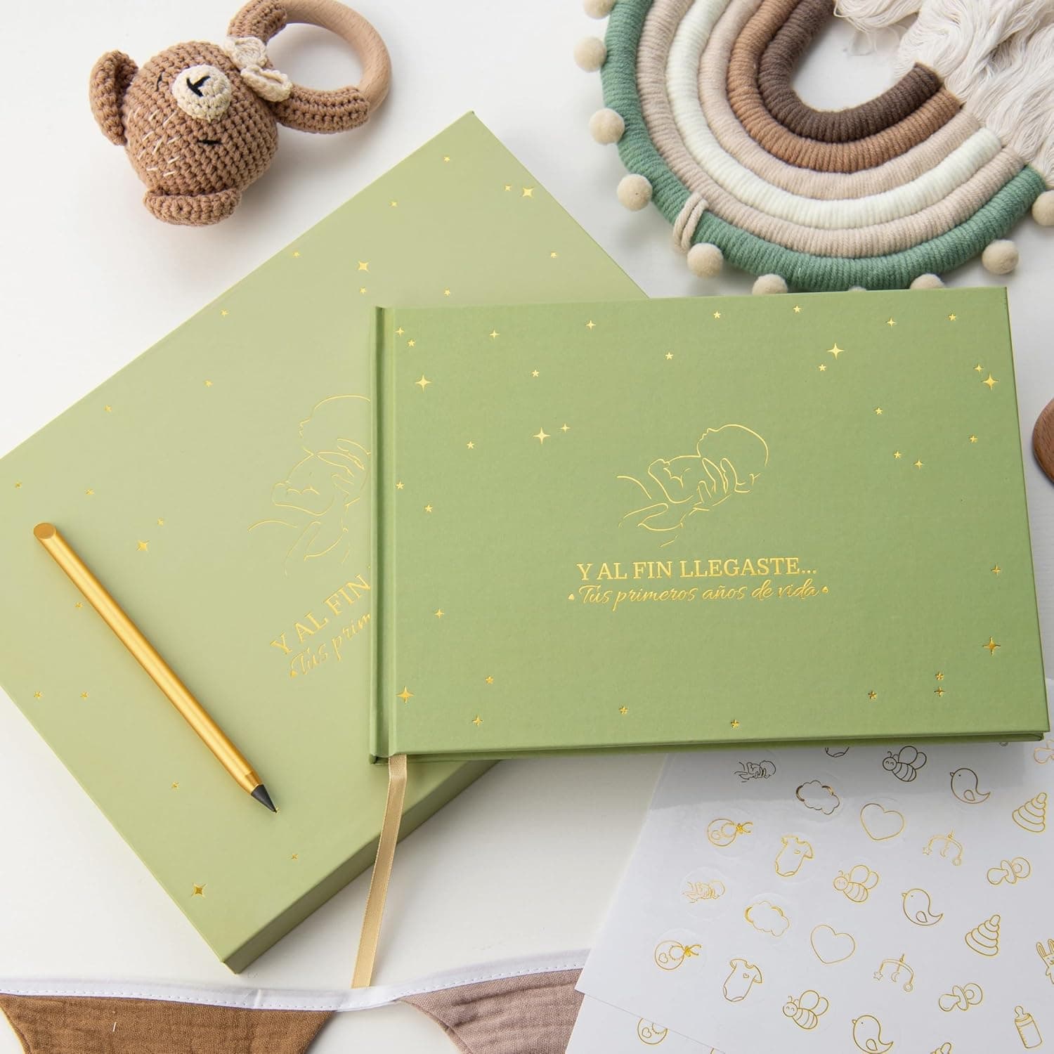 Álbum de fotos de bebé dentro de su caja regalo, con el lápiz incluido