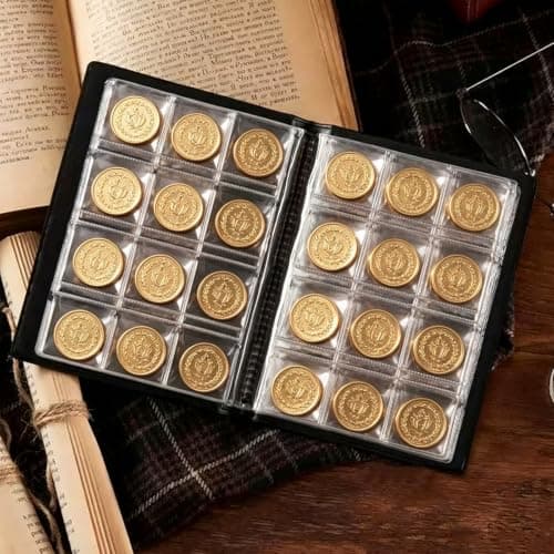 Álbum junto a monedas de distintas divisas