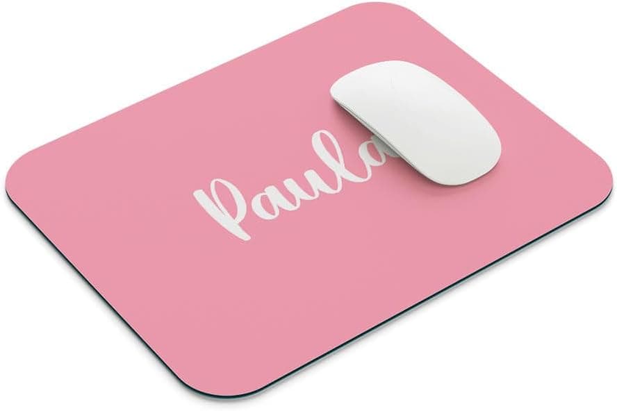 Detalle del texto personalizado en la alfombrilla rosa