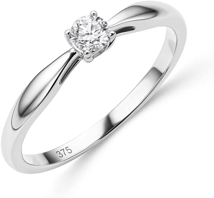 Anillo de compromiso solitario con diamante engastado en cuatro garras sobre banda de oro blanco macizo