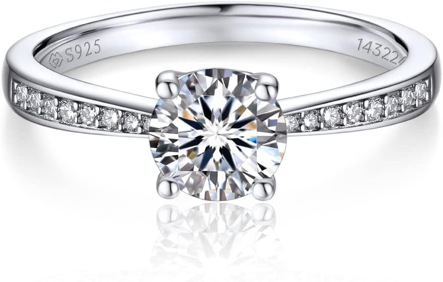 Anillo de compromiso con moissanita central de un quilate rodeada de un halo de piedras pequeñas engastadas en pavé