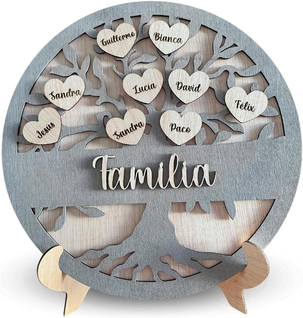 Árbol de la vida de madera con corazones grabados con los nombres de la familia