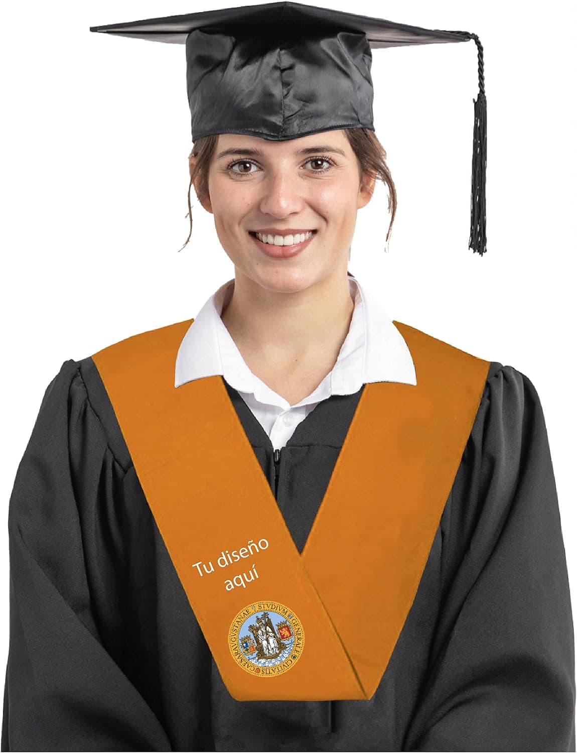 Beca de graduación en color naranja con escudo bordado, sobre toga negra