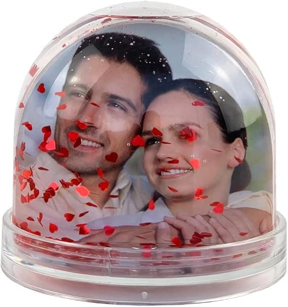 Bola de nieve personalizada con foto, purpurina de estrellas y corazones, pensada como adorno de árbol
