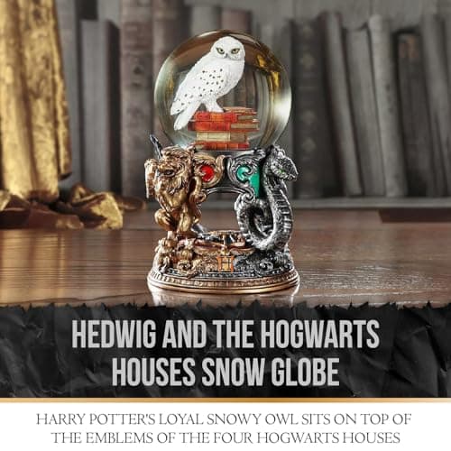Detalle de la base con el león y la serpiente de la Bola de Nieve de Hedwig