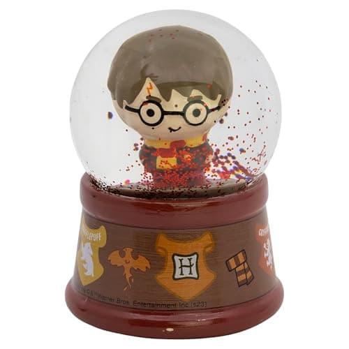 Bola de nieve de Harry Potter en versión chibi, base marrón con los escudos de las cuatro casas de Hogwarts