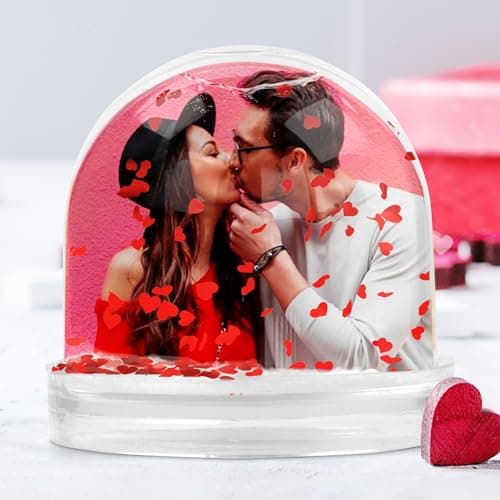 Bola de nieve personalizada con foto y corazones flotando en el interior