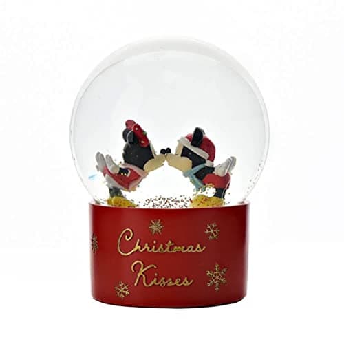 Bola de nieve de Mickey y Minnie besándose, base roja con purpurina dorada y el lema Christmas Kisses