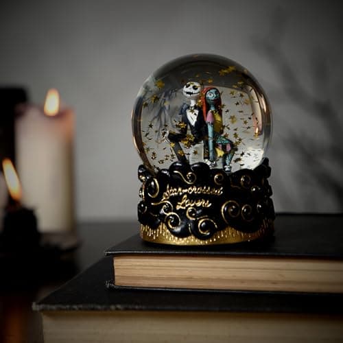 Bola de Nieve de Jack y Sally junto a su caja