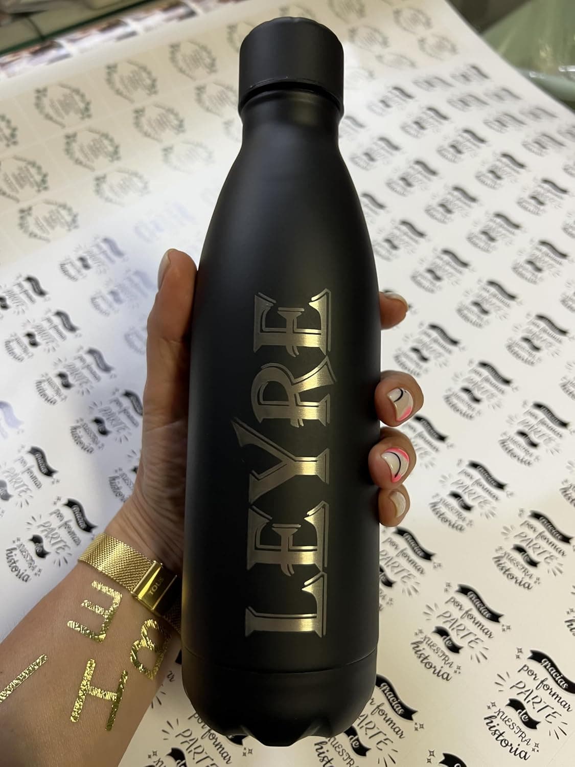 Botella de agua tipo bidón deportivo, personalizada con el nombre en el cuerpo