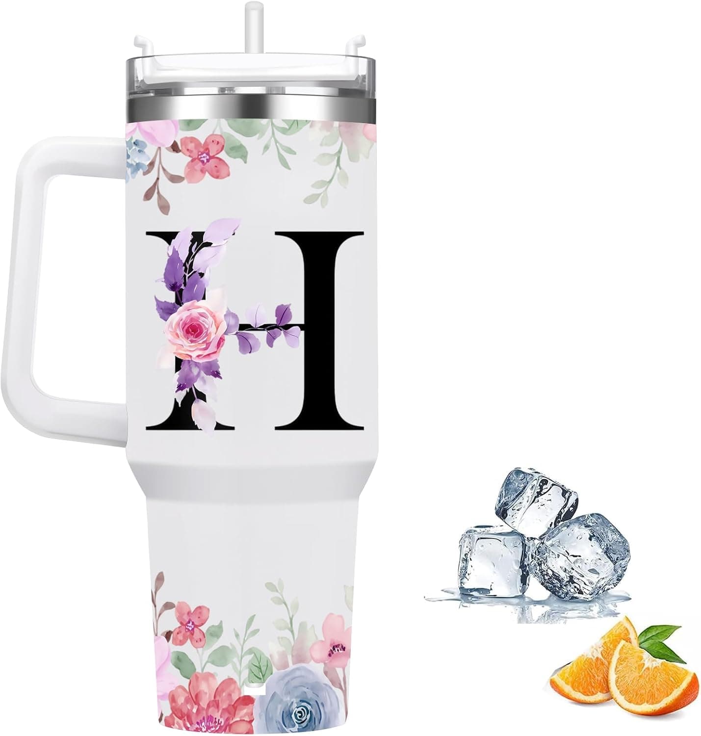 Botella térmica blanca con motivos florales y la inicial "H" personalizada, con tapa transparente y pajita, junto a hielo y una naranja