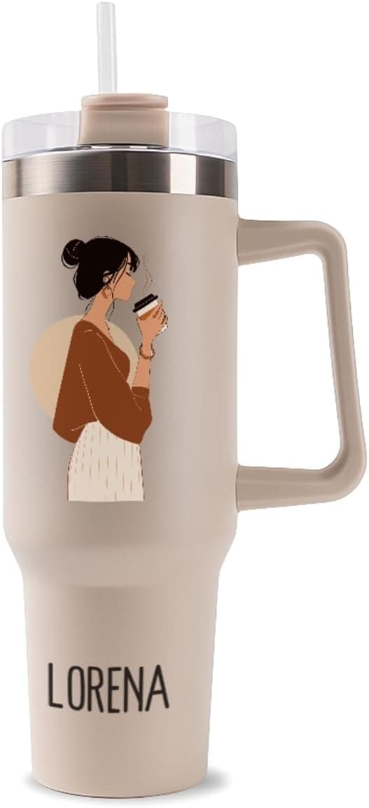 Botella térmica beige con asa y pajita, personalizada con la ilustración de una mujer tomando café y el nombre "Lorena" impreso en la base