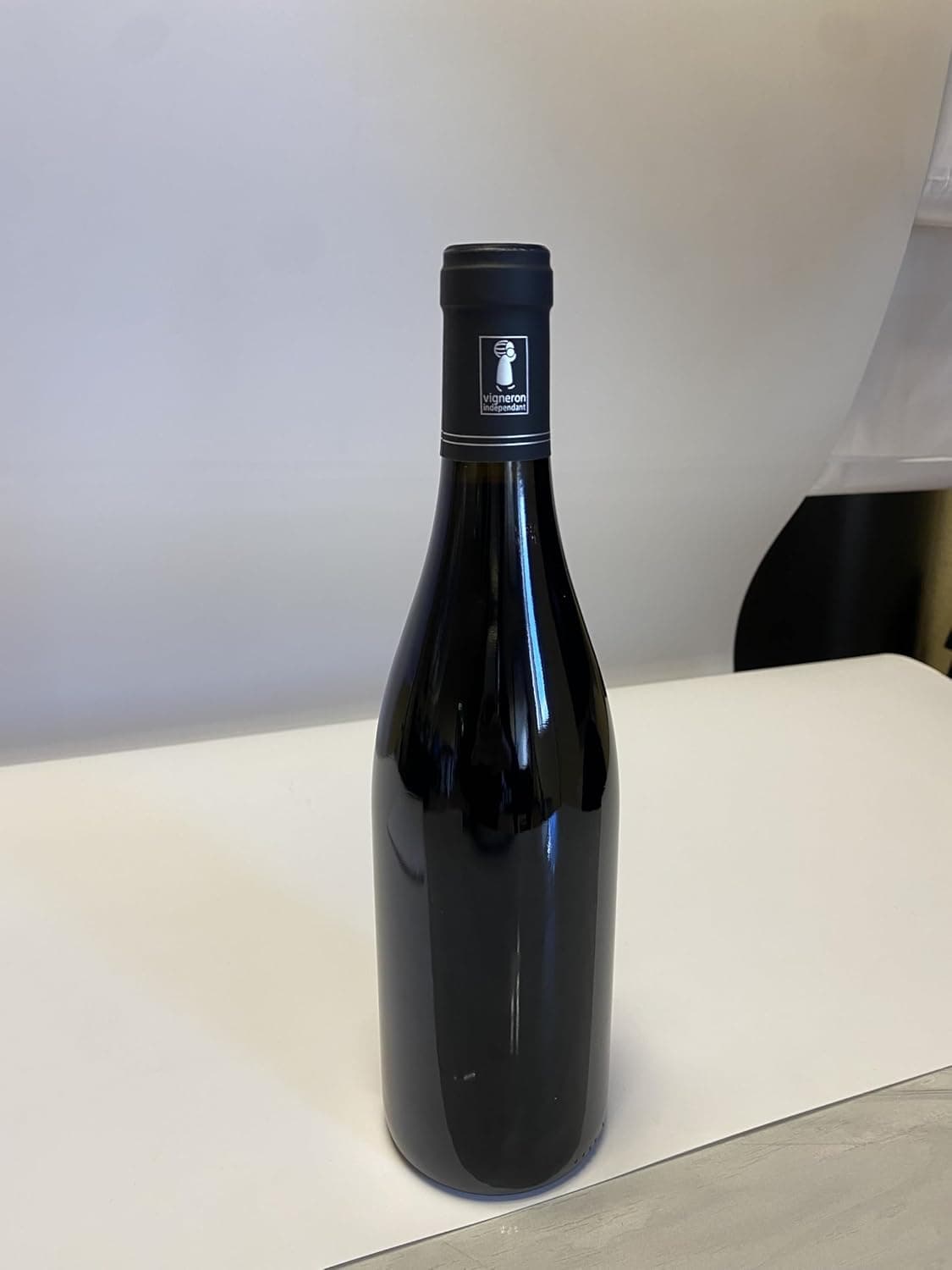 La botella de Beaujolais con cápsula negra y sello de viticultor independiente