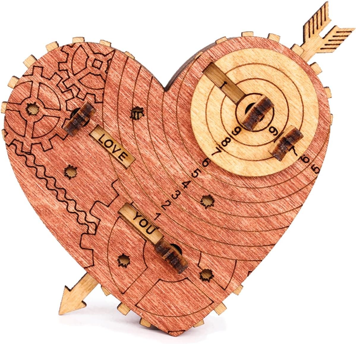 Caja de madera con forma de corazón decorada con engranajes y dos anillos colocados encima