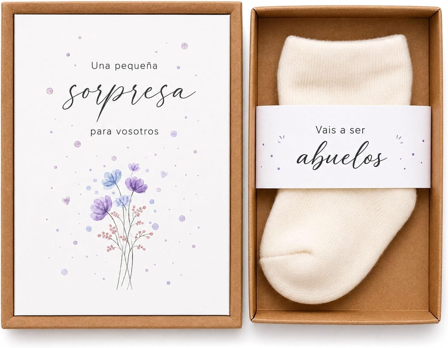 Caja de papel kraft con diseño floral para anunciar el embarazo, con calcetines de bebé y tarjeta dentro