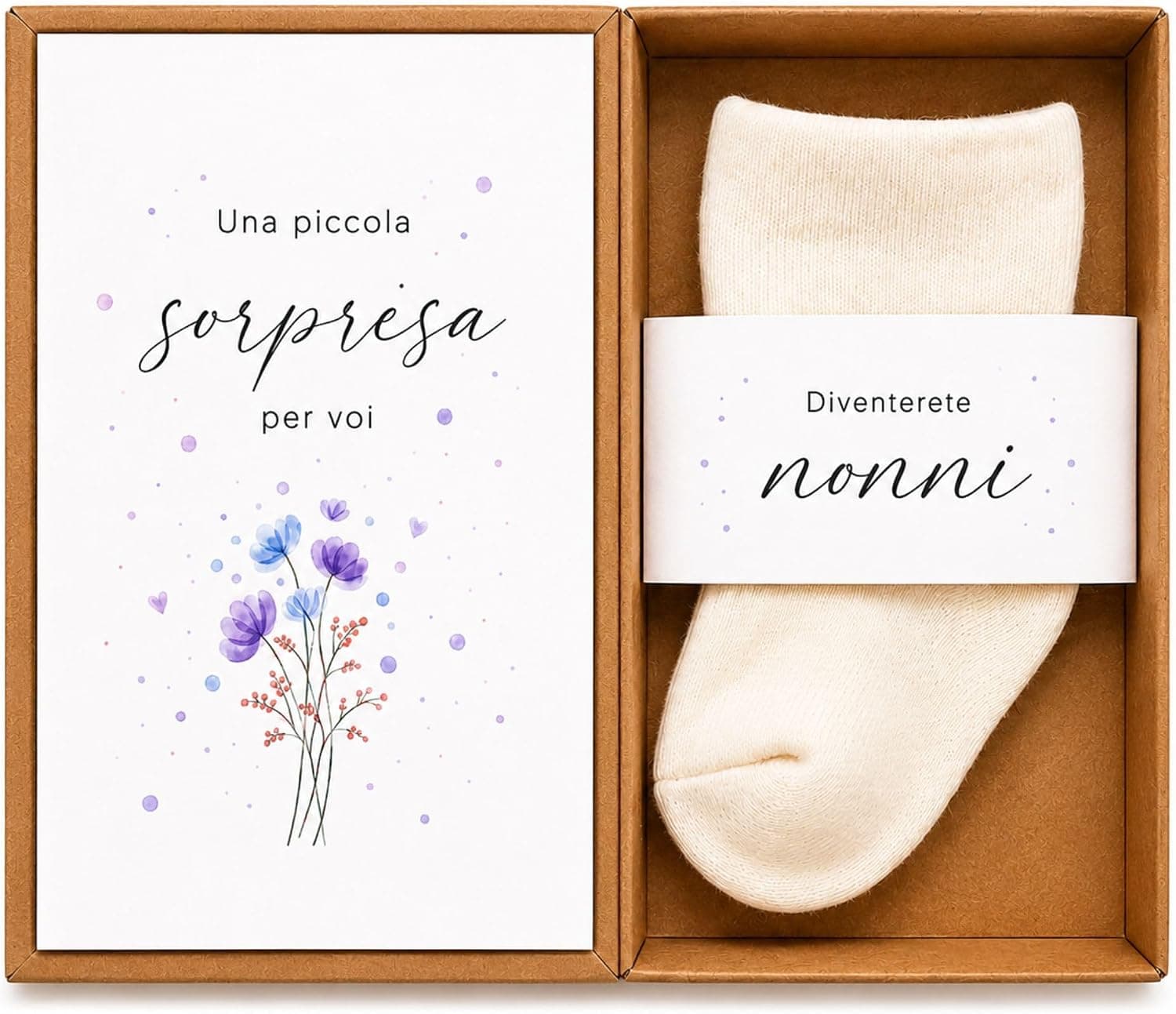 Caja de regalo de papel kraft con un par de calcetines de bebé y una tarjeta con mensaje para los futuros abuelos