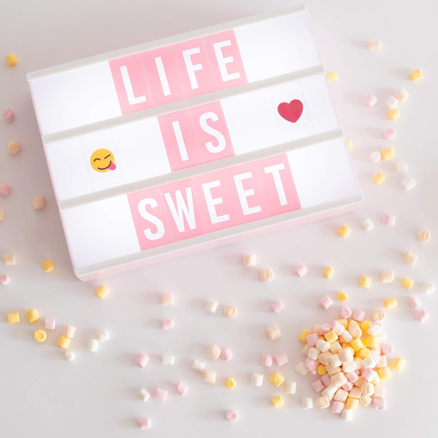 Detalle de las letras y emojis incluidos en el set