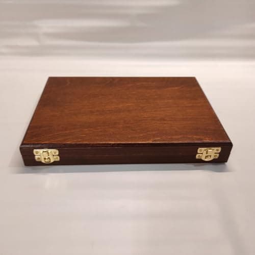 Caja cerrada mostrando el acabado en madera maciza