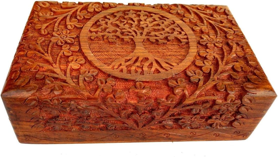 Cofre de madera con el motivo del árbol de la vida tallado a mano en la tapa