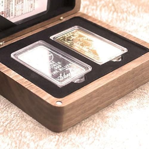 Caja abierta con una moneda conmemorativa dentro