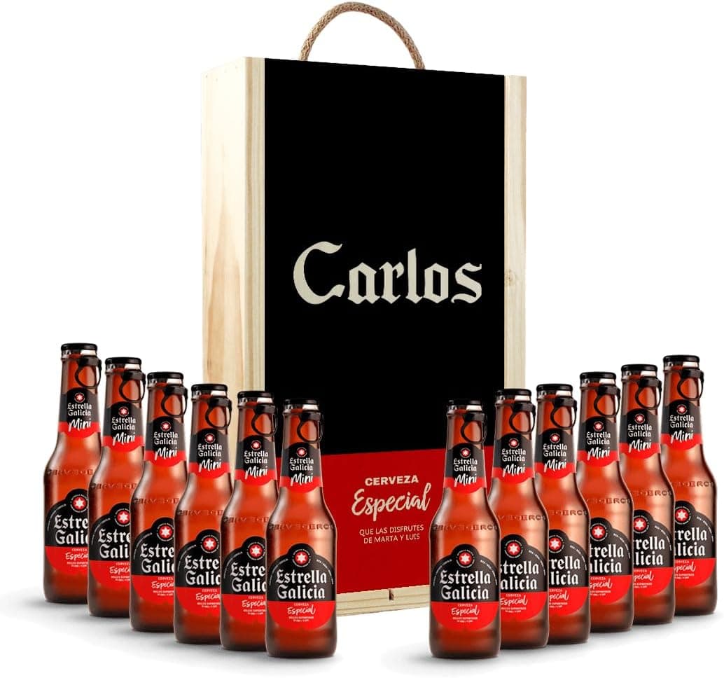 Caja de madera con el nombre "Carlos" grabado y 12 botellines de cerveza Estrella Galicia Especial, con la etiqueta "Cerveza Especial" y una dedicatoria | /img/regalos/caja-regalo-cerveza-12-botellines-personalizada-2.jpg | Segunda imagen de la caja de regalo con cervezas Estrella Galicia