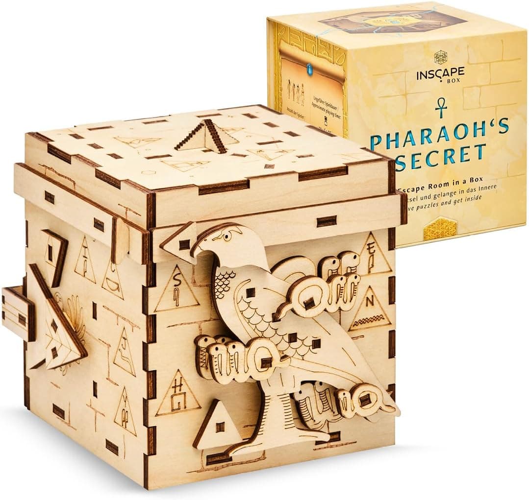 Caja de rompecabezas de madera con grabados egipcios, junto a su embalaje con el nombre Pharaoh's Secret