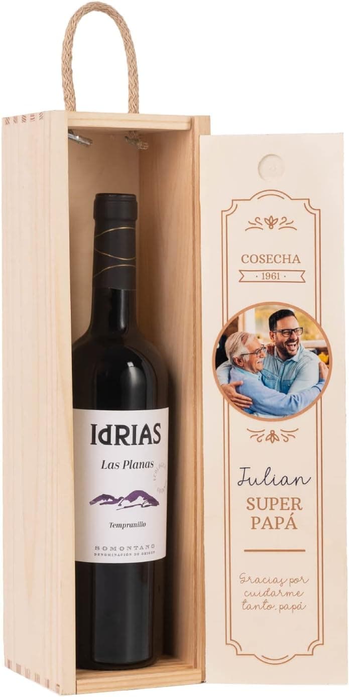 La caja de madera con tapa corredera personalizada con una foto y el texto Super Papá, junto a la botella de vino en su interior