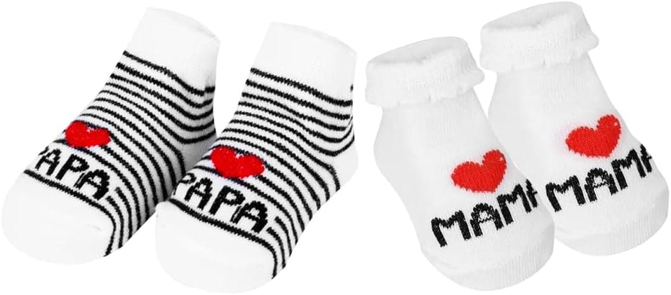 Dos pares de calcetines de bebé, uno de rayas con la palabra «papá» y otro blanco con la palabra «mamá», ambos con un corazón rojo bordado