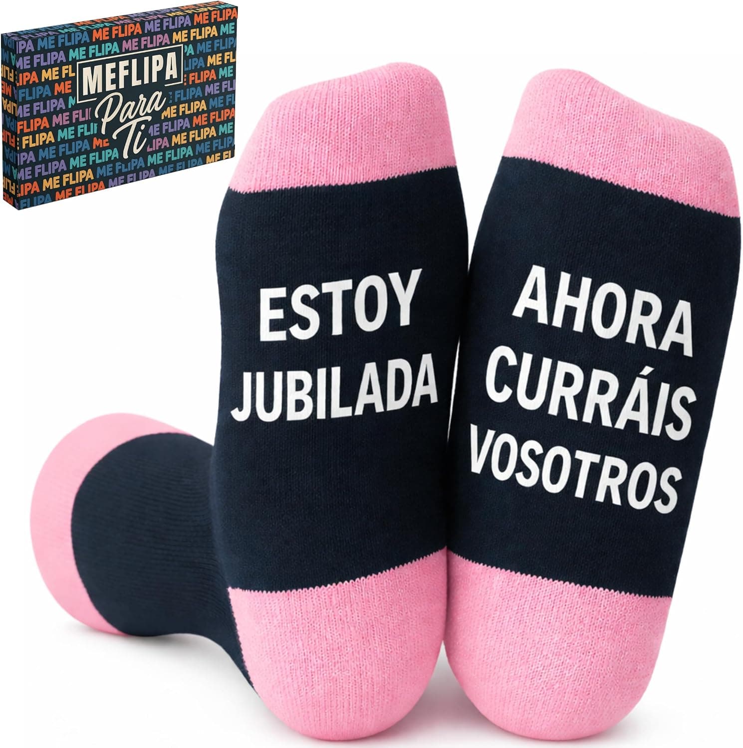 Una mujer con los pies en alto sobre el sofá, con los calcetines puestos y el mensaje a la vista