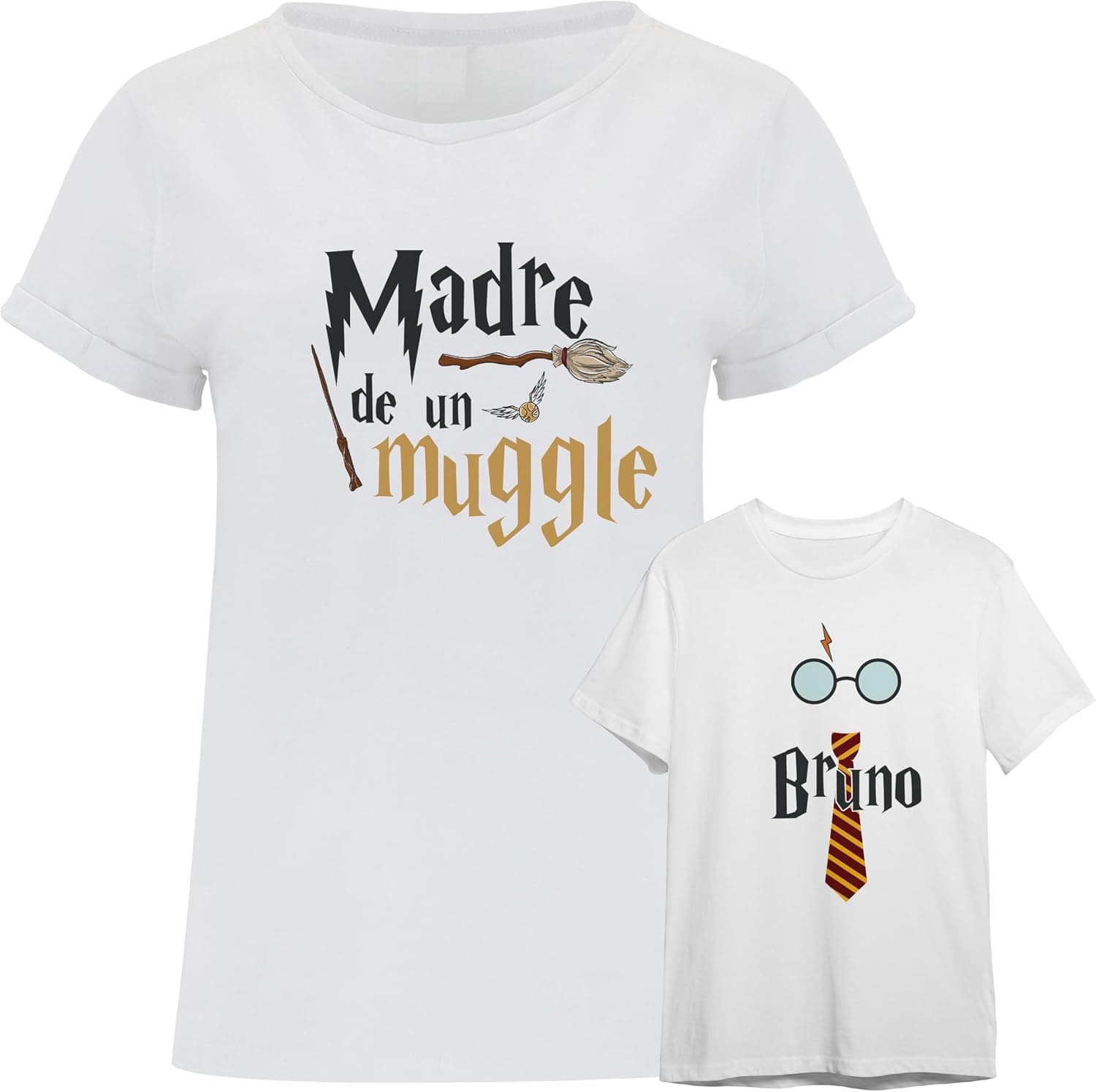 Camiseta blanca de mujer con el texto "Madre de un muggle" junto a una escoba y una snitch dorada, junto a un body a juego con el nombre "Bruno" y una corbata de Gryffindor
