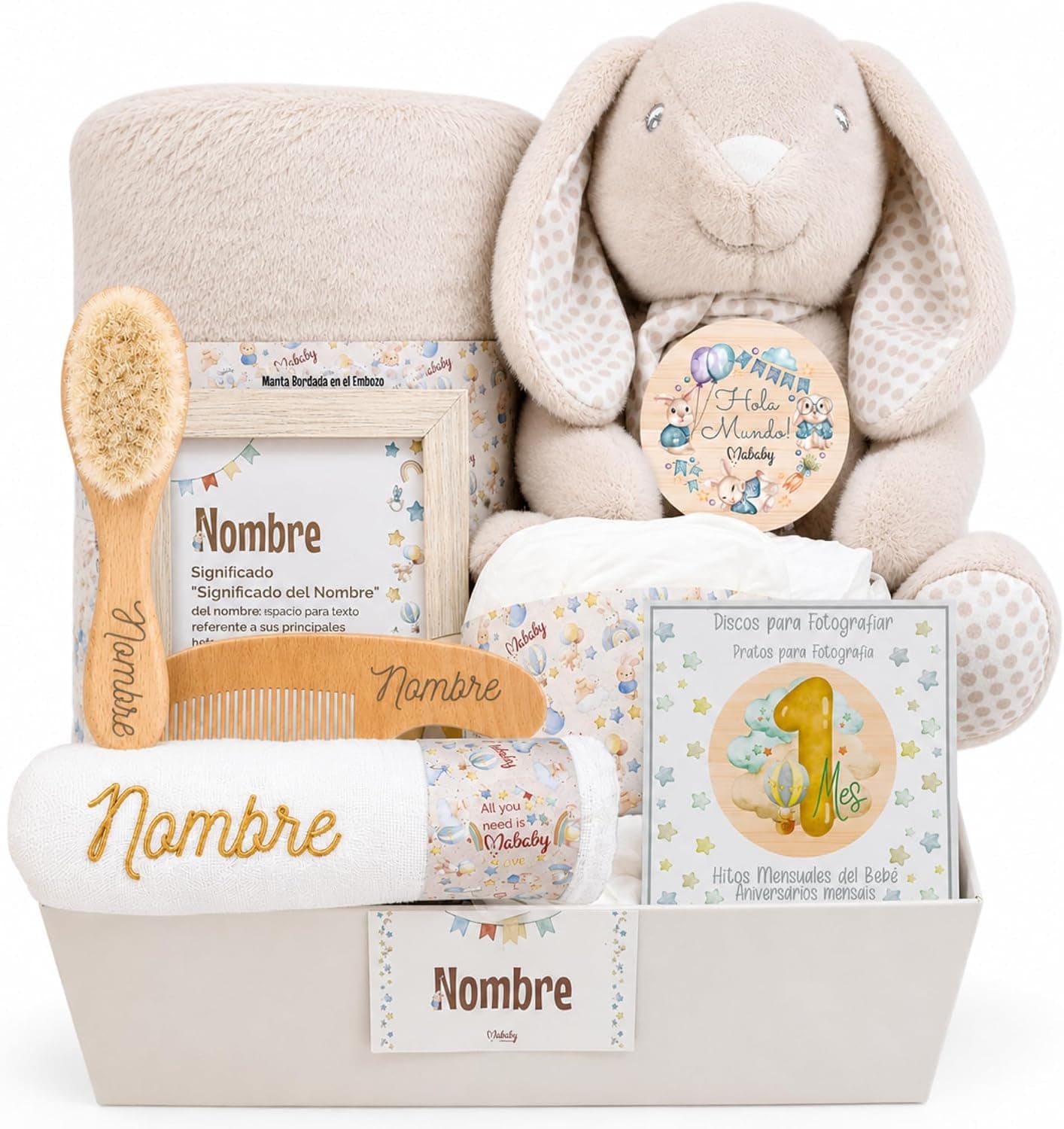 La canastilla beige montada, con la manta, el conejito de peluche, la gasa con el nombre bordado, el cepillo y peine de madera, el marco y los discos de los meses
