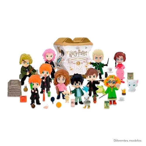 Detalle de una figura y sus accesorios de Harry Potter