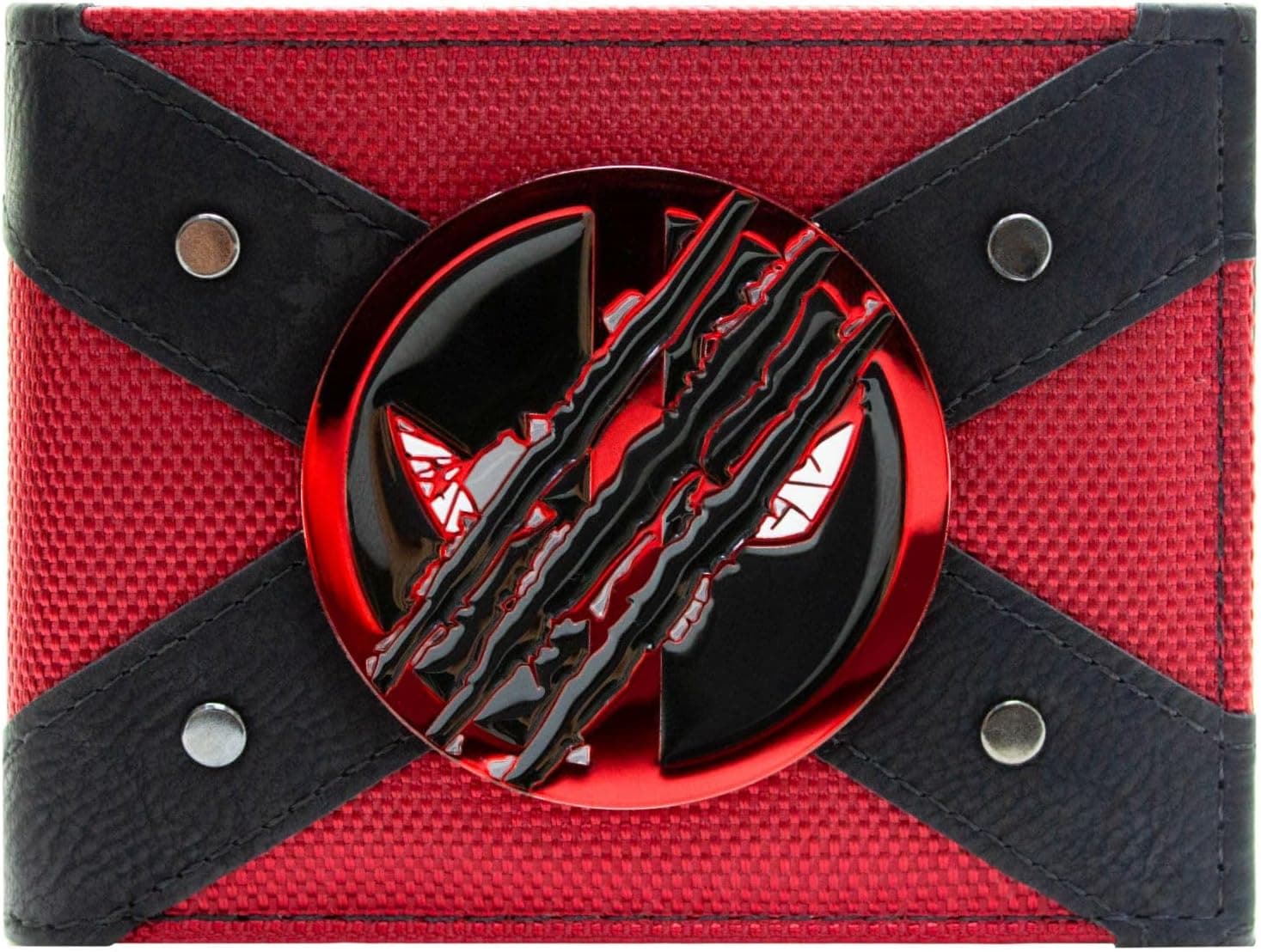 Cartera bifold roja con el emblema de Deadpool y Wolverine en el exterior