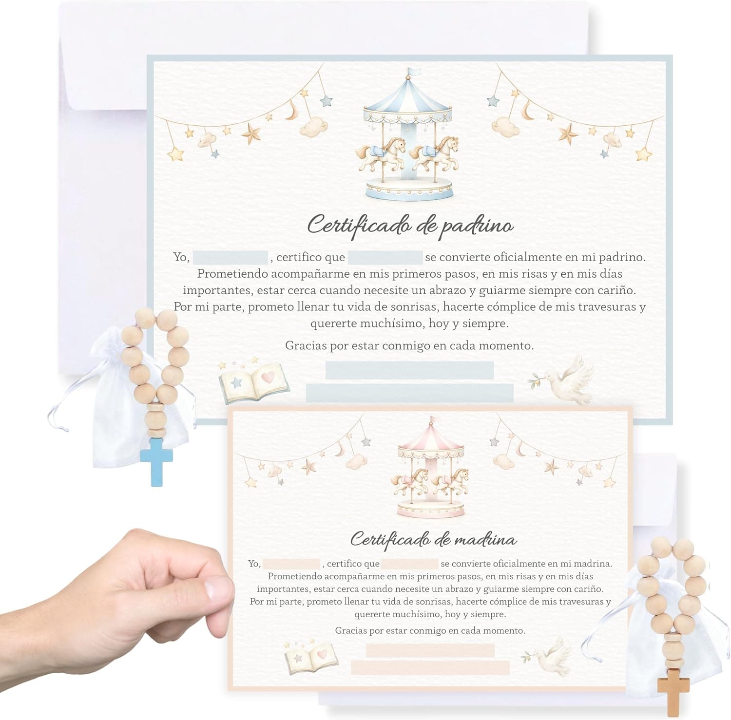 Los dos certificados en acuarela, el de padrino con borde azul y el de madrina con borde rosa palo, los dos con un carrusel de caballitos arriba y huecos en blanco para escribir los nombres, con los sobres blancos y dos rosarios de madera en bolsitas de organza