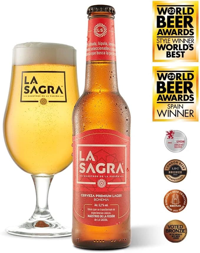 La botella de La Sagra India con su copa llena al lado