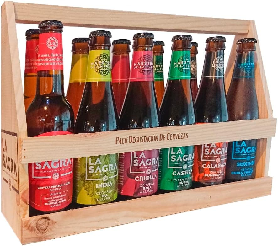 Una botella de La Sagra servida en su copa, junto a los sellos de los premios que anuncia la marca
