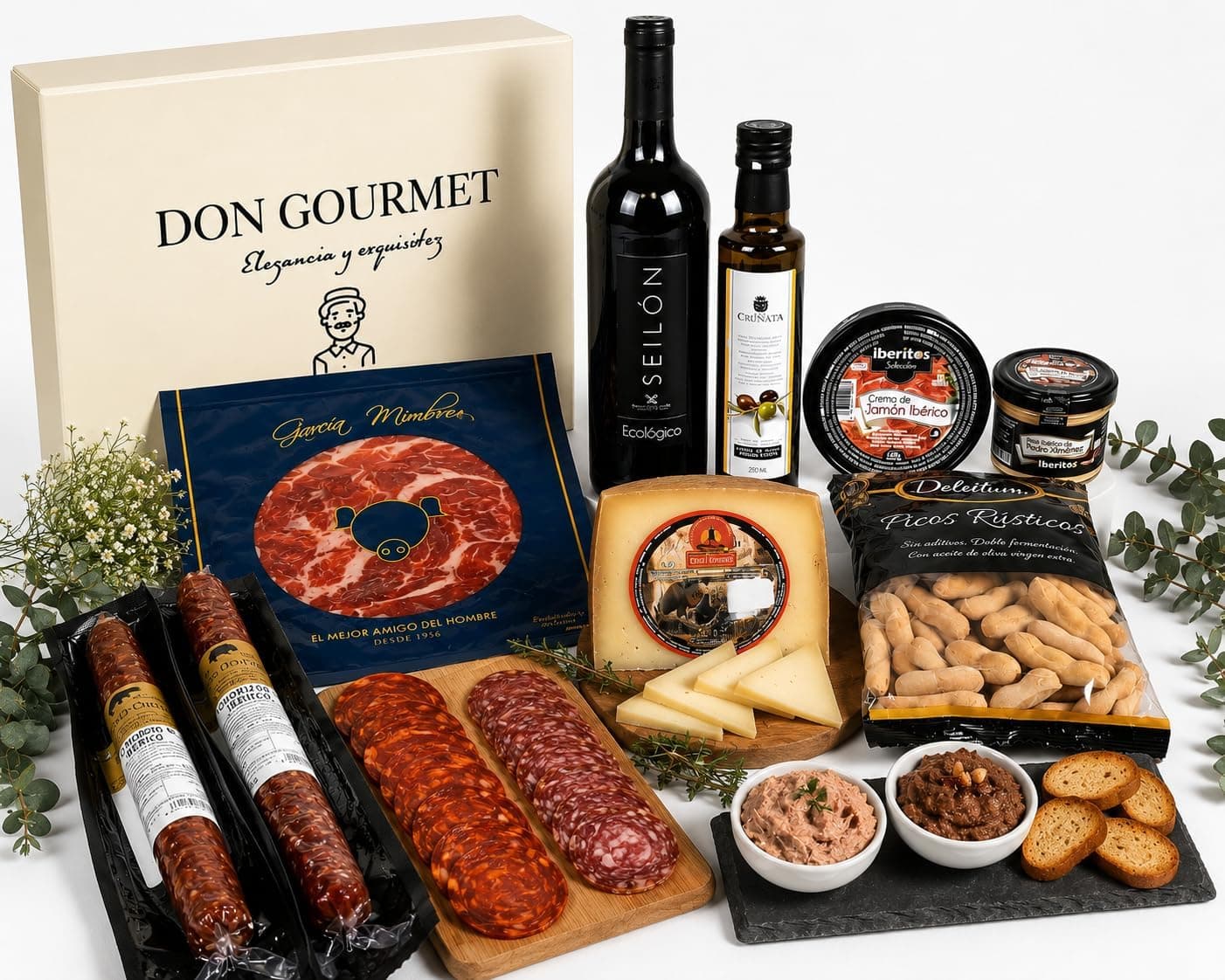 Cesta gourmet con vino, aceite, queso, jamón ibérico y embutidos sobre mesa decorada