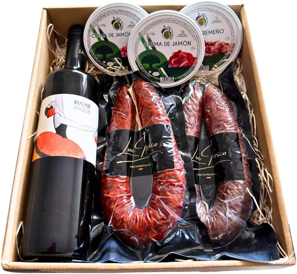 Caja con una botella de vino blanco verdejo, dos chorizos ibéricos envasados de la marca Lux Ibérico y tres tarrinas de crema de jamón y crema extremeña | /img/regalos/cesta-gourmet-trajano-vino-blanco-pates-2.jpg | Segunda imagen de la cesta gourmet Trajano con vino blanco