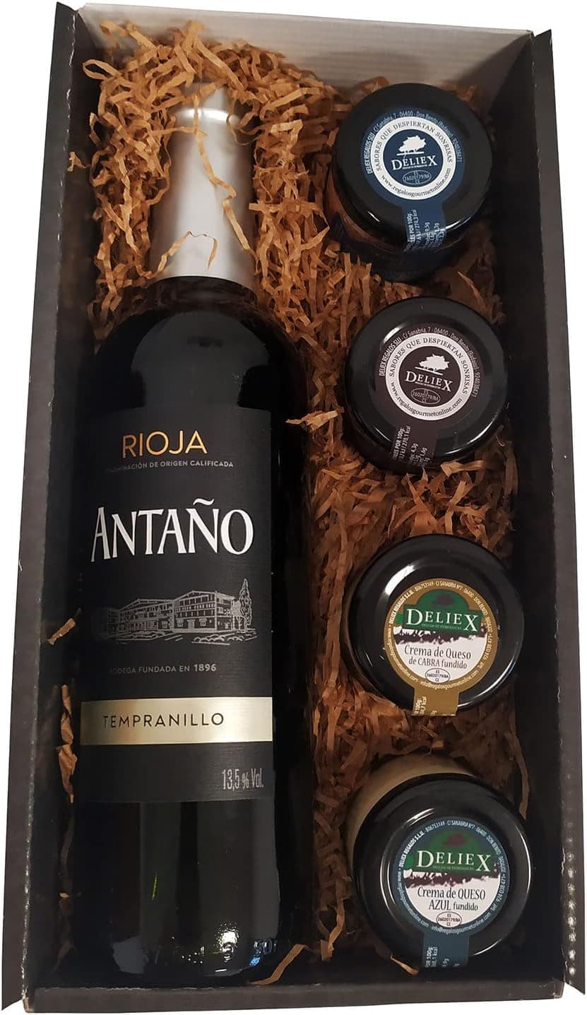 La caja cerrada con el sello de Deliex, delicias de Extremadura, en el frente