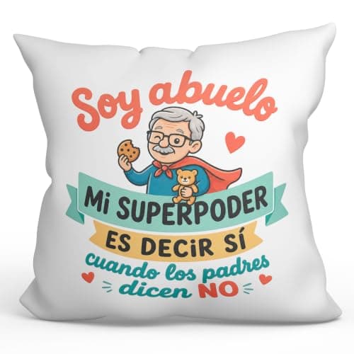 Cojín blanco de 40x40 cm con la ilustración de un abuelo con capa de superhéroe y galleta en la mano, y el texto «soy abuelo, mi superpoder es decir sí cuando los padres dicen no»