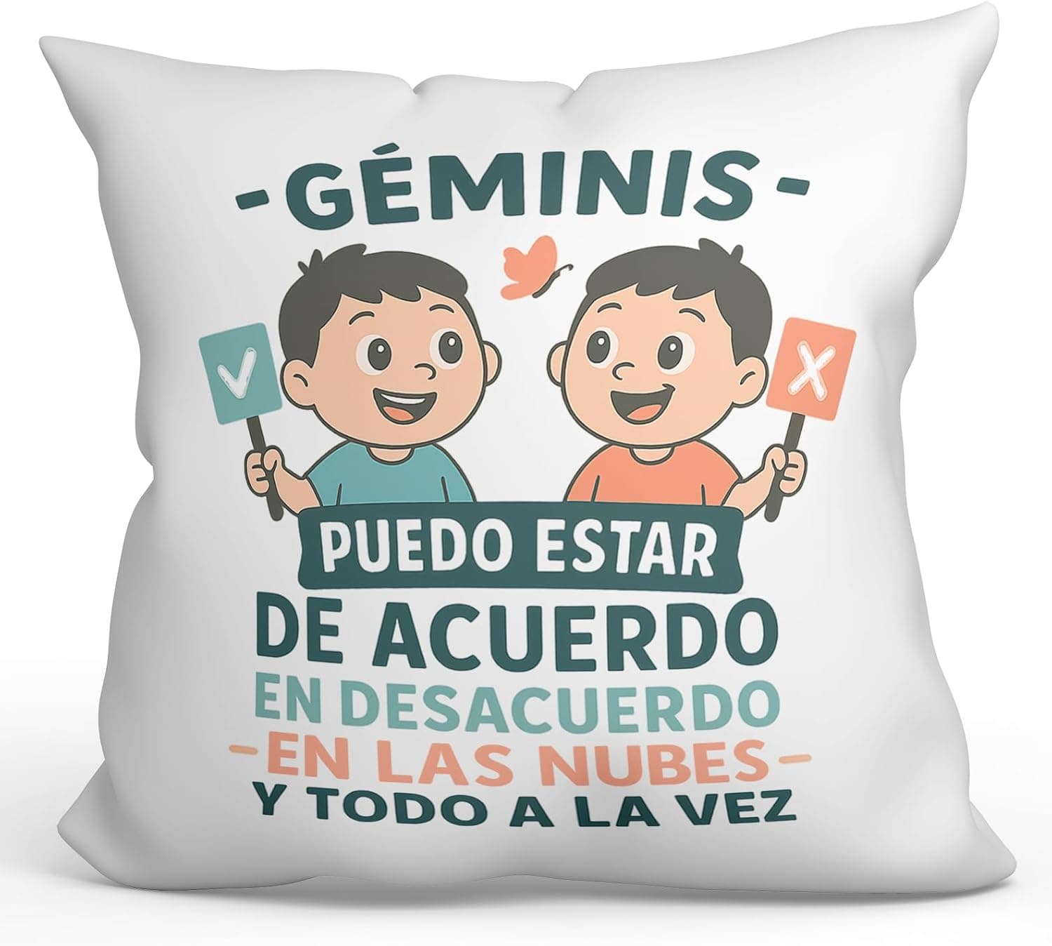Cojín blanco de 40x40 cm con dos personajes de dibujos animados sosteniendo carteles de sí y no, y el texto "Géminis, puedo estar de acuerdo en desacuerdo, en las nubes y todo a la vez"