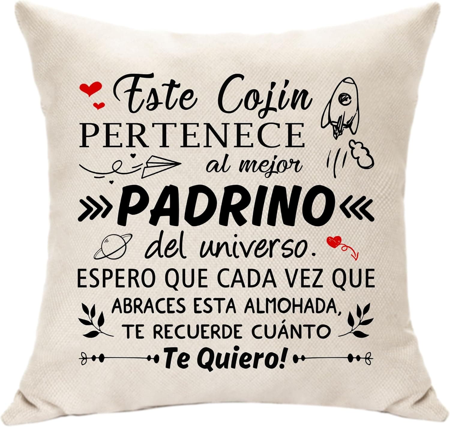 Funda de cojín de tela cruda con el texto «este cojín pertenece al mejor padrino del universo, espero que cada vez que abraces esta almohada te recuerde cuánto te quiero» y dibujos de un cohete, un avión de papel y un planeta, sobre un sofá gris junto a una ventana con plantas